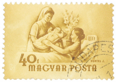 Почтовая марка 40 филлеров 1954 года Венгрия «Международный женский день — Мать принимающая новорожденного ребенка»