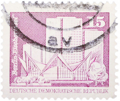 Почтовая марка 15 пфеннигов 1973 года Восточная Германия (ГДР) «Архитектура ГДР III — Жилые дома на Фишеринзель в Берлине»