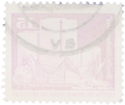Почтовая марка 15 пфеннигов 1973 года Восточная Германия (ГДР) «Архитектура ГДР III — Жилые дома на Фишеринзель в Берлине»