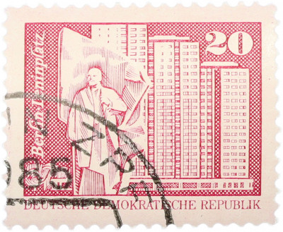 Почтовая марка 20 пфеннигов 1973 года Восточная Германия (ГДР) «Архитектура ГДР III — Площадь Ленина в Берлине»